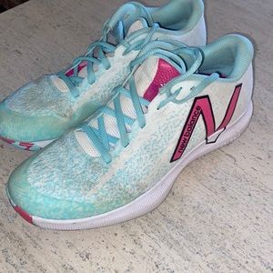 New balance tennis shoes